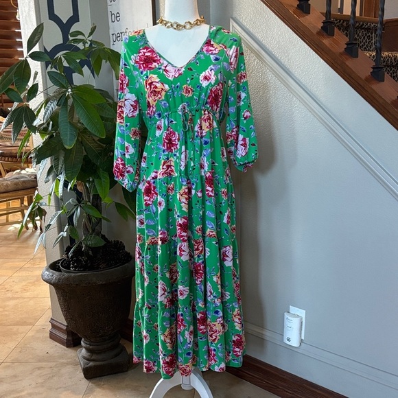 The Pioneer Woman Dresses & Skirts - The Pioneer Woman Green Floral Tiered Midi Dress with V-Neck 🤩